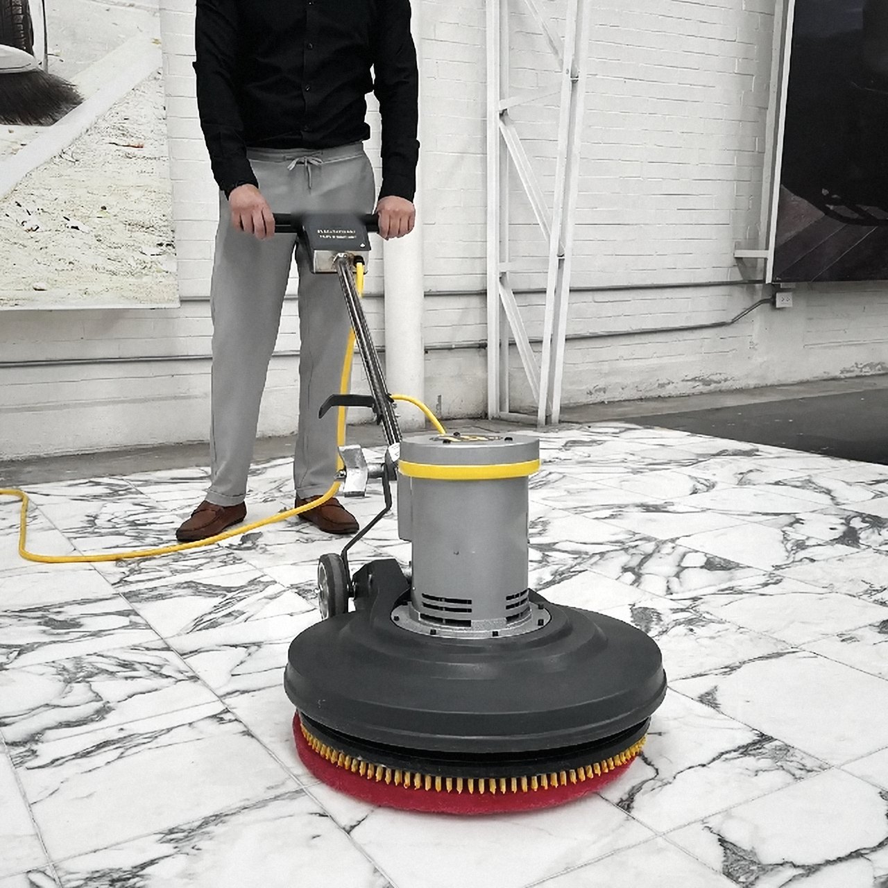 Pulidora de piso trabajando sobre un piso de mármol